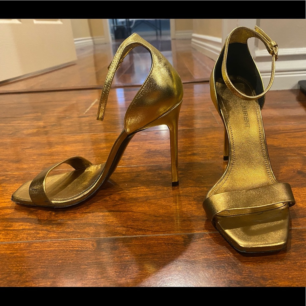 SAINT LAURENT
Amber 105 Sandals